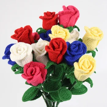 A Mão Que Knitting O Buquê De Malha De Fios De Lã Enfeite De Flor De Rosa Artificial Da Usina De Belo Presente De Tecido De Festa De Casamento Decoração